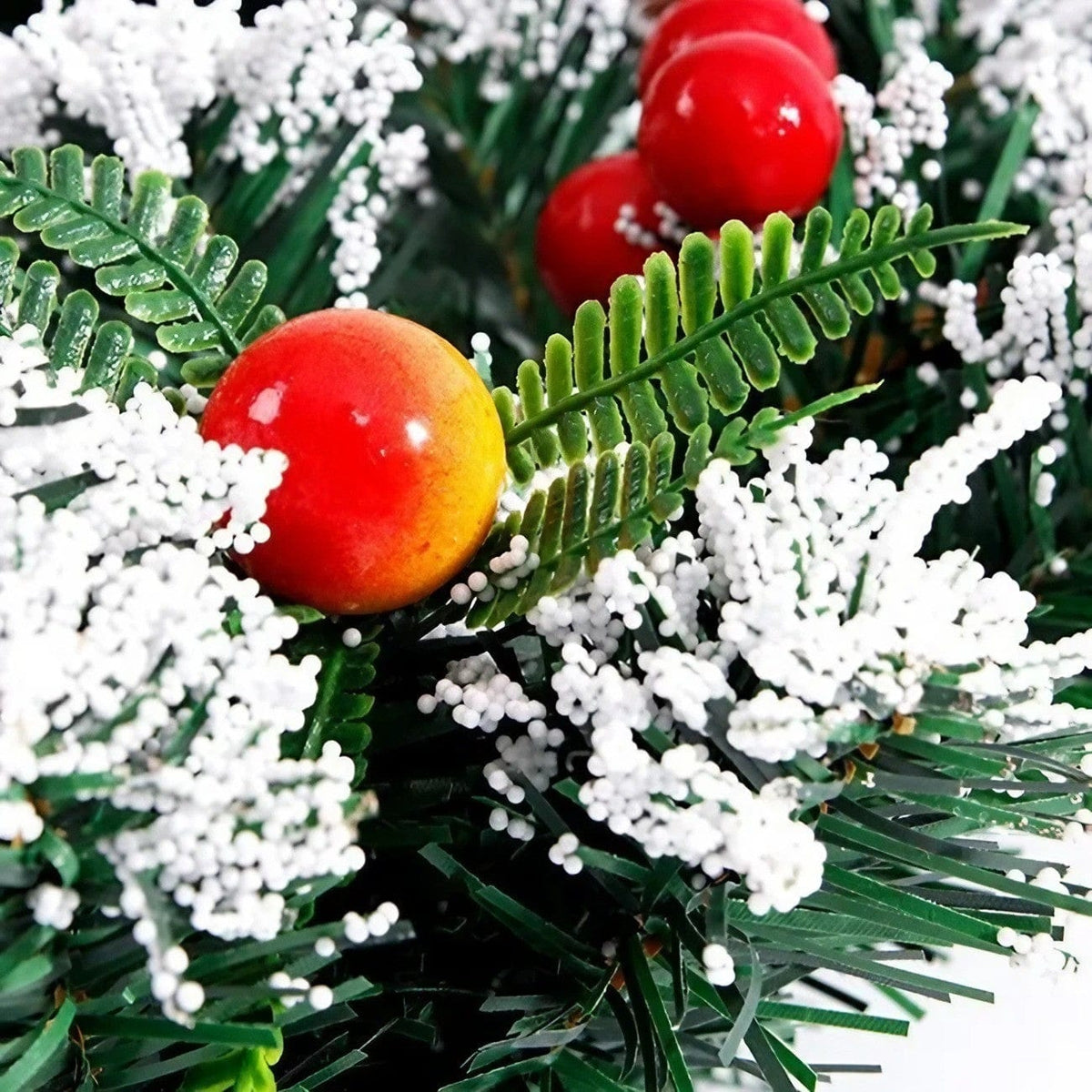 Coronita pentru Craciun, diametru 20 cm, din brad artificial, decorata cu conuri si merisoare, inzapezit, Verde/Alb